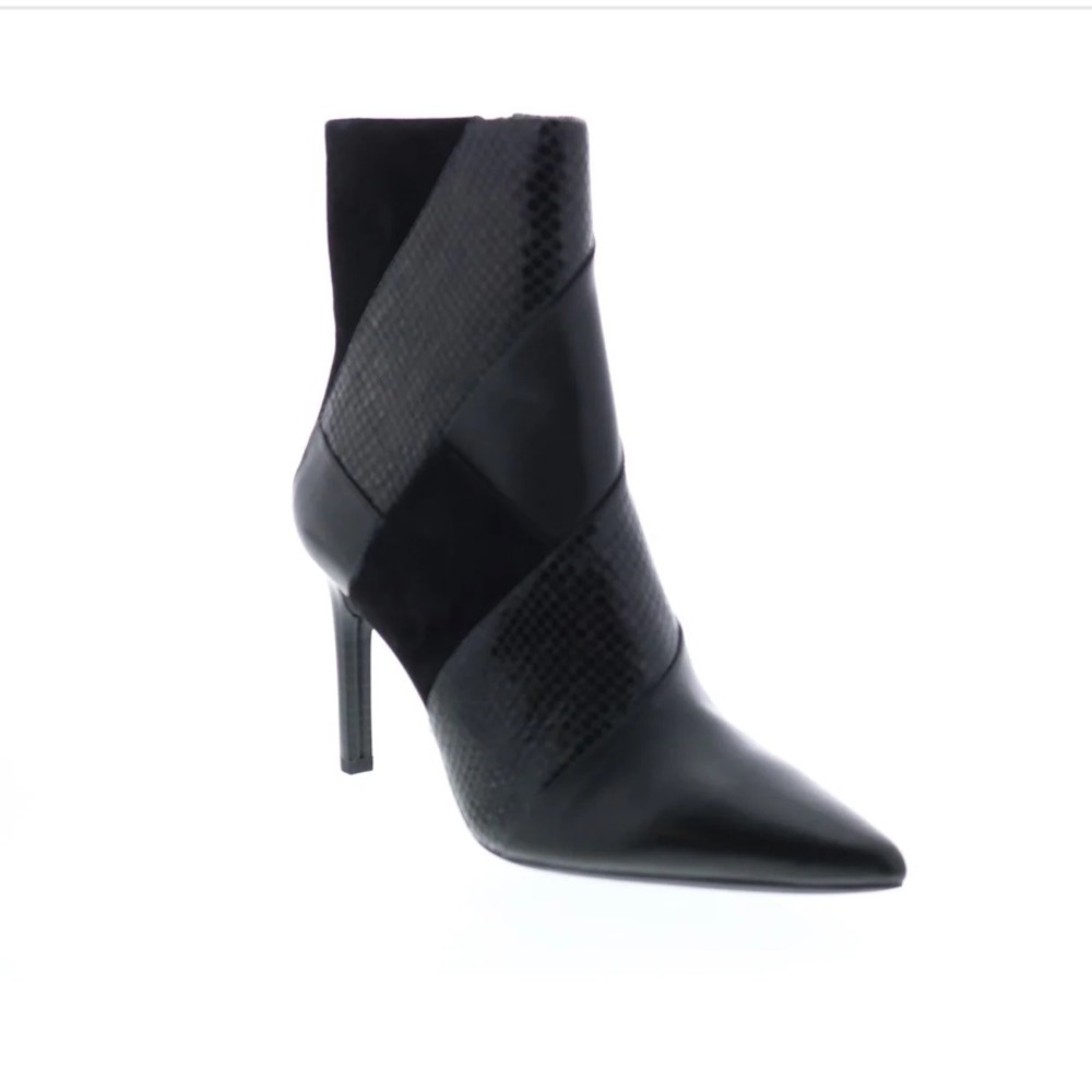 Geox Faviola D848UE04341C9999
Womens Black Leather Ankle & Booties Boots.
New